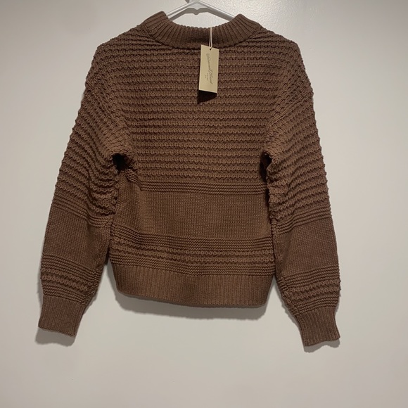 Universal Thread Women’s Crewneck Pullover Sweater NWT - Picture 3 of 3